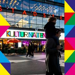 Skådespelare som sjunger på en scen