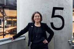 Malin Dahlberg står i Celsingtrappan vid en stor betongpelare märkt med siffran 5.