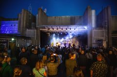 En konsert på Taket med en publik framför scenen.