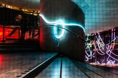 Celsingtrappan med det neonbelysta konstverket Cluster på Kulturhuset Stadsteatern.