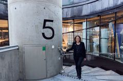 Malin Dahlberg står i Celsingtrappan vid en stor betongpelare märkt med siffran 5.