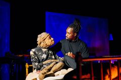 Granm’ma (Nederländerna/Surinam) är del av dockteaterfestivalen Pop up Puppets som arrangeras av Marionetteatern 20-23 augusti.