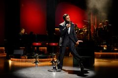 Alexander Larsson (ersätter Karl Dyall till 5/5) i i Rat Pack Rhapsody, urpremiär 24 april på Kulturhuset Stadsteatern.