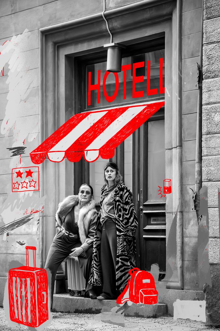 Svartvitt fotografi föreställandes två kvinnor framför en port. På fotot har det ritats i rött så det ser ut som att de står utanför ett tvåstjärnigt hotell
