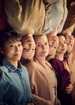 Sex kvinnors ansikten på rad.