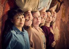 Sex kvinnors huvuden på rad.