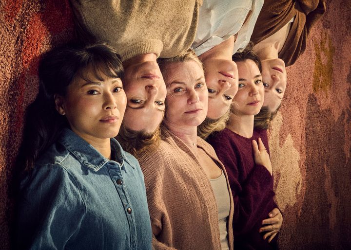 Sex kvinnors huvuden på rad.