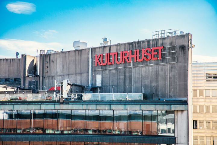 Bild på Kulturhusets takterrass med tydlig skylt och blå himmel i bakgrunden.