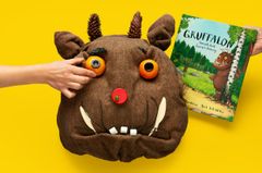 En marionettdocka av Gruffalon och en Gruffalo-bok mot en gul bakgrund.