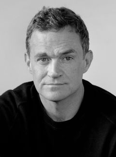 Svartvit porträttbild av Patrick Radden Keefe som bär en mörk tröja.