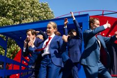 Lucas Krüger, Ann-Sofie Rase, Emil Hedayat, Elisabet Carlsson, Anna Gunnarson, Anna Takanen - DET SKA VA' TREVLIGT - en valrevy. Urpremiär 3 juni 2026 Parkteaterns scen i Galärparken.