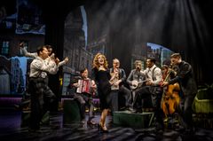 Ensemble och orkester i Rat Pack Rhapsody, Nypremiär 29 augusti på Stora scenen, Kulturhuset Stadsteatern.
