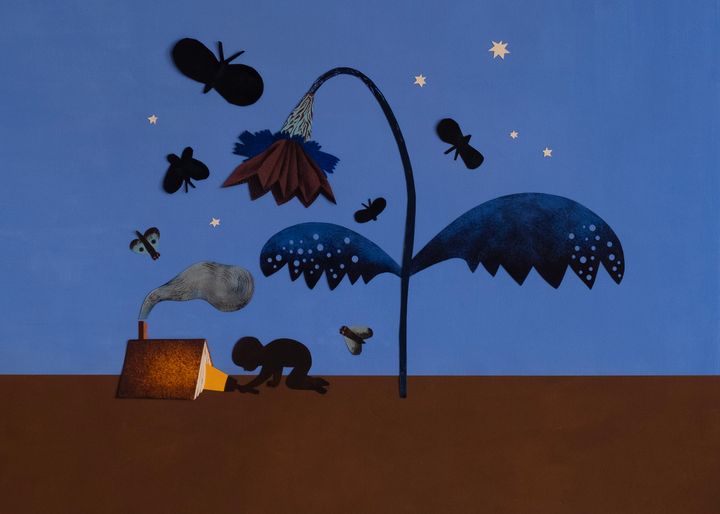 Illustration med ett barn som kryper mot ett litet hus. En stor blomma och flygande insekter syns mot en blå himmel med stjärnor.