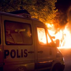 En polisbil parkerad framför en brand.