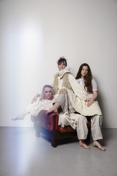 AnnaCarin Franzen, Malena Engström och EmblaHane i H/W/H produktions Sömnstörningar. Premiär 12 november på Fri Scen.