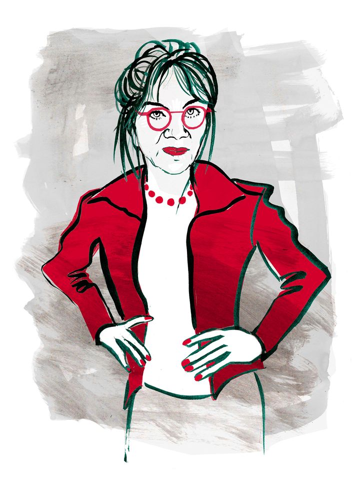 Illustration av Iwa Boman iklädd röda glasögon, kavaj, ett pärlhalsband och med händerna på höfterna.