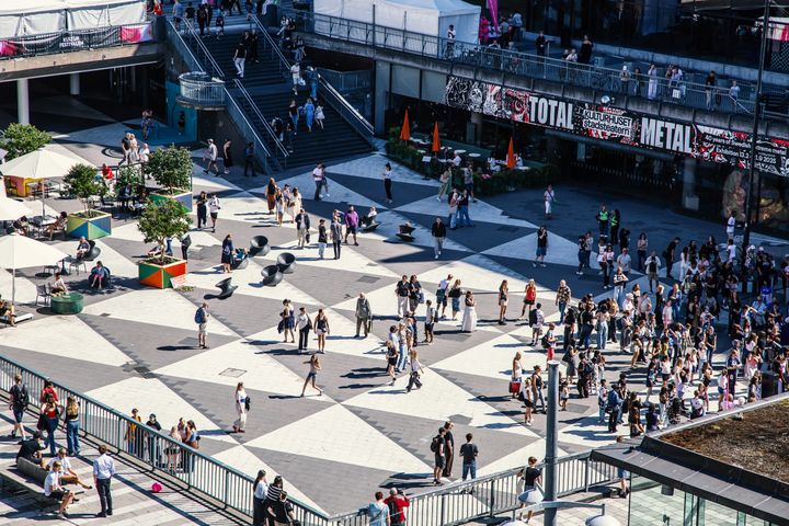 Besökare till Kulturhuset Stadsteatern vid Sergels torg i Stockholm.