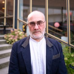 Årets hederspristagare Dmitri Plax vid utdelningen av Bennypriset 2026 på Kulturhuset Stadsteatern Vällingby.
