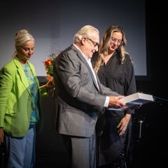 Anne Sofie von Otter och Sture Carlsson delar ut Bennypriset 2026 till ljusdesignern Sofie Gynning vid prisutdelningen på Kulturhuset Stadsteatern Vällingby.