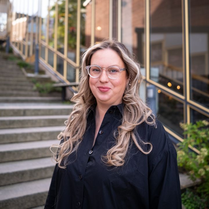 2026 års Bennypristagare ljusdesignern Sofie Gynning vid prisutdelningen på Kulturhuset Stadsteatern Vällingby.