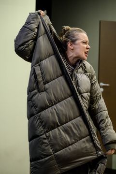 Skådespelare i Sisyfos i vardagsrummet.