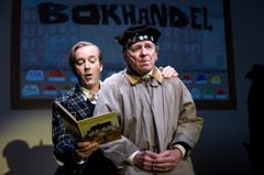 Claes Eriksson sitter i Andreas T Olsson som läser en bok för honom.