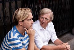 Andreas T Olsson och Claes Eriksson sitter på en stentrappa