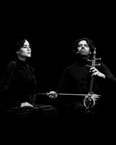 Svartvitt porträtt av Sohrab och Sahar, där Sohrab håller en stråkinstrument.