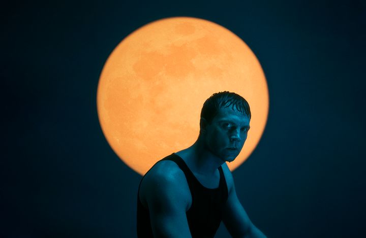 Skådespelaren Marcus Vögeli i pjäsen Caligula