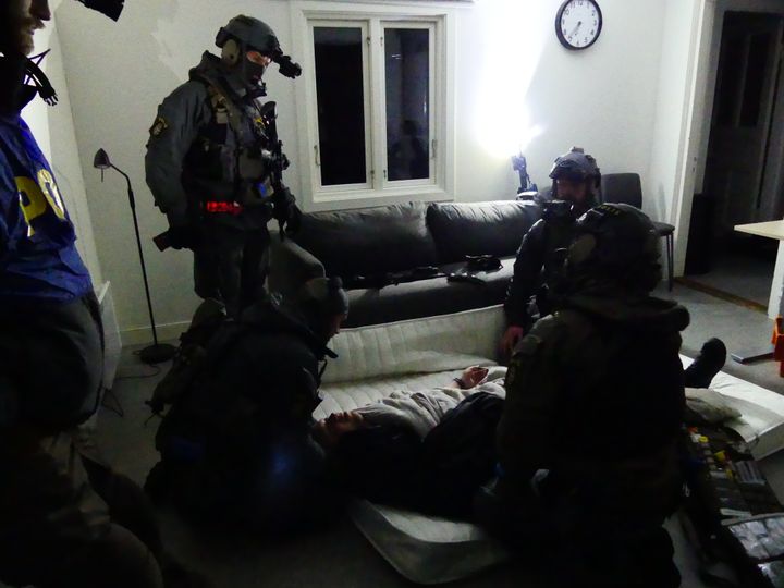 Bild på poliser som omhändertar skadad man