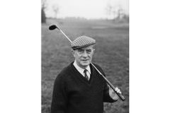 Douglas Brasier Foto Svenska Golfmuseet 2300x1533 2 Svartvitt äldre foto, porträttbild på Douglas Brasier på golfbana, hållandes en golfklubba.