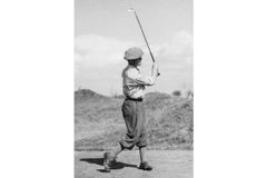 Douglas Brasier Foto Svenska Golfmuseet 2300x1533 1 Svartvitt äldre foto, svingbild på Douglas Brasier.