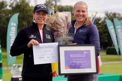 Annika Sörenstam Amanda Linner AIE 2018 Annika Sörenstam och segraren Amanda Linnér ANNIKA Invitational Europe 2017 på Halmstad GK.