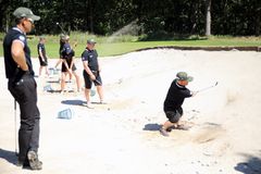 Stenson Handicamp 2018 - träning m Henrik 1 Handigolflandslagets Joakim Björkman svingar under Henrik Stenson Handicamp 2018 på Barsebäck.
