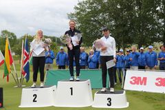 AIE 2018 Lindblad Zanusso Sliper prisutdelning ANNIKA Invitational Europe 2018. Till vänster Ingrid Lindblad Ringenäs GK, Mitten segrarinnan Anna Zanusso Italien, höger Franziska Sliper Norge