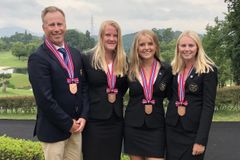Medaljbild VM-brons flickor lag Bronslaget lag-vm flickor Japan. Carl Gustavsson, Ingrid Lindblad, kajsa arwefjäll, andrea grimborg-lignell