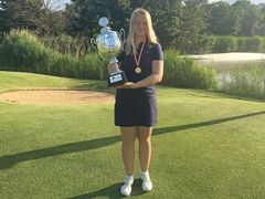 Ingrid Lindblad German Girls 2018 2 Ingrid Lindblad håller upp pokalen efter seger i German Girls Open 2018.