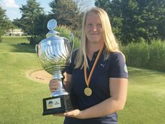 Ingrid Lindblad German Girls 2018 1 Ingrid Lindblad håller upp pokalen efter seger i German Girls Open 2018.
