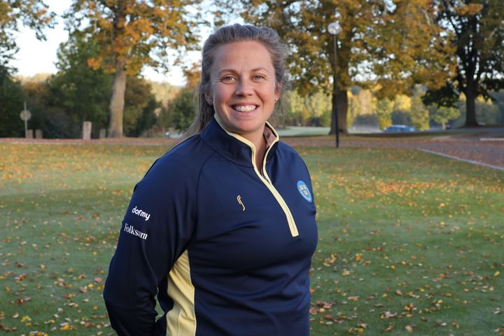 Porträttbild på Therése Larsson i landslagströja, utomhus på en höstlik golfanläggning.