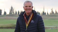 Porträttbild på Claes Grönberg på en golfbana, där han har en jacka med Cutter & Buck Tour-logotyp.