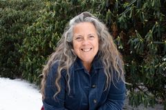 Porträttbild på Fanny Sunesson, utomhus.