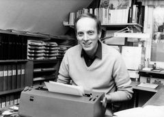 Svartvit bild på Anders Janson på ett kontor bakom en skrivmaskin.