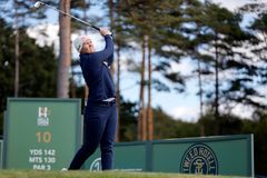 Golfspelaren Ingrid Lindblad svingar på tee. I bakgrunden teeskyltar med texten Hills Open.
