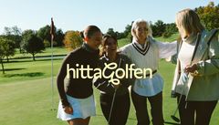 Fyra kvinnor på en golfbana med texten "hittagolfen".