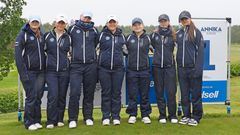 Gruppbild med sju flickjuniorspelare i landslagskläder, utomhus på en golfbana framför en teeskylt.