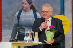 Bengt Åke Nilsson tog emot utmärkelsen Silvernålen vid LRF Gävleborgs regionstämma 2025