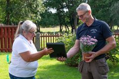 Lotta Zetterlund, ordförande LRF Gävleborg, delar ut priset Årets nötköttsföretagare i Gävleborg 2025 till Michael Eriksson, Matjas gård i Hedesunda.