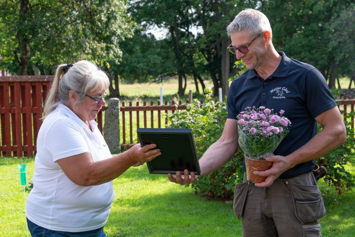 Lotta Zetterlund, ordförande LRF Gävleborg, delar ut priset Årets nötköttsföretagare i Gävleborg 2025 till Michael Eriksson, Matjas gård i Hedesunda.
