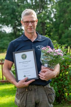 Michael Eriksson, Matjas gård i Hedesunda, tar emot priset Årets nötköttsföretagare i Gävleborg 2025.