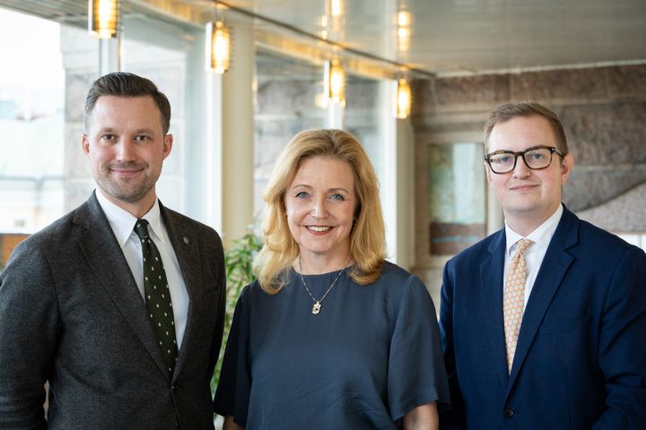 Hannes Hervieu, partisekreterare, Elisabeth Thand Ringqvist, partiledare och Jonny Cato, stabschef.